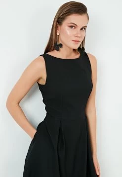 LELA Crew Neck Pleated Midi - Cocktailjurk - Black -Mode Dameskleding Winkel 05a9b182ae4a4eb4ba70a05dd21cde3f