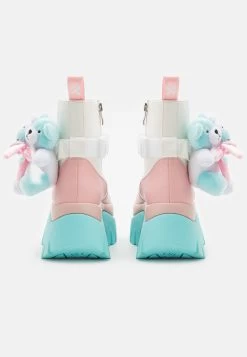 KOI FOOTWEAR Melanie Martinez Sweet Teddy Bear Platform Boots - Korte Laarzen - Blue/Pink/White 9 KOI FOOTWEAR Melanie Martinez Sweet Teddy Bear Platform Boots - Korte Laarzen - Blue/Pink/White -Mode Dameskleding Winkel 4b80000437fe49128bbe5fd8d98b6074