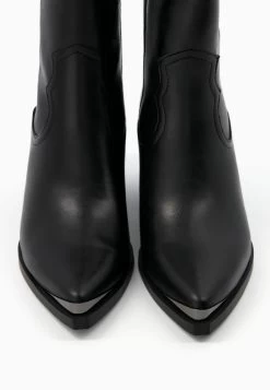 BERSHKA Heeled With Metallic Toe - Cowboy-/Bikerlaarsjes - Black -Mode Dameskleding Winkel 6fbcc5314b574281900be90033f9a50b