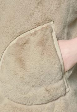 MARC CAIN Bodywarmer - Almond Milk 11 MARC CAIN Bodywarmer - Almond Milk -Mode Dameskleding Winkel 7cd14e8ad6fe4834a01639b80fc13efe