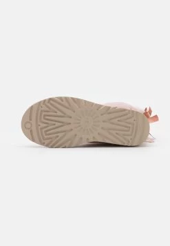 Ugg Bailey Bow - Korte Laarzen - Rose Grey -Mode Dameskleding Winkel 857181c7b1784fbfa63f3d1f9166b934