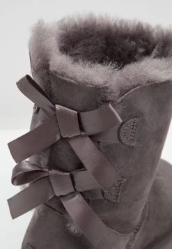 Ugg Bailey Bow - Korte Laarzen - Grey 13 Ugg Bailey Bow - Korte Laarzen - Grey -Mode Dameskleding Winkel 9db3d989bbe645c6847acb8223ef4d8d