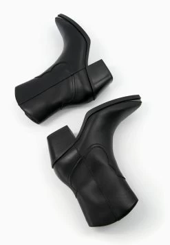 BERSHKA Heeled With Metallic Toe - Cowboy-/Bikerlaarsjes - Black -Mode Dameskleding Winkel c1128abf442a45fb9d9131dd02219a12