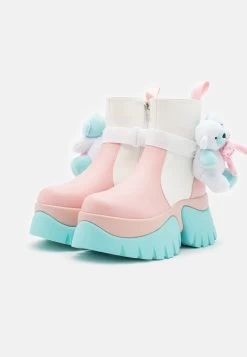 KOI FOOTWEAR Melanie Martinez Sweet Teddy Bear Platform Boots - Korte Laarzen - Blue/Pink/White 8 KOI FOOTWEAR Melanie Martinez Sweet Teddy Bear Platform Boots - Korte Laarzen - Blue/Pink/White -Mode Dameskleding Winkel c1a669c57b2b40fba289021b1425f5ac
