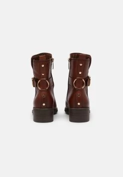 Tamaris Korte Laarzen - Maroon 11 Tamaris Korte Laarzen - Maroon -Mode Dameskleding Winkel c690f09fbd7b485ab068683b035c8f6a