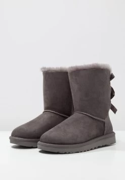 Ugg Bailey Bow - Korte Laarzen - Grey 10 Ugg Bailey Bow - Korte Laarzen - Grey -Mode Dameskleding Winkel e6f85be4eff5429c9be1d6f252cd591b